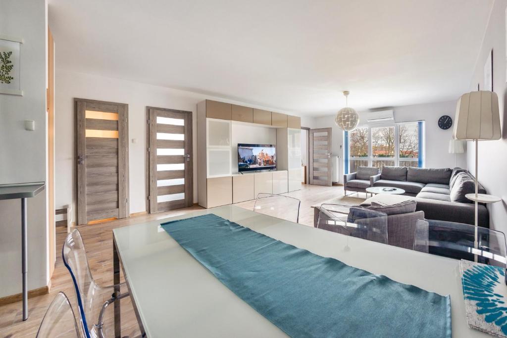 Televízia a/alebo spoločenská miestnosť v ubytovaní Apartamenty Sun & Snow Zwycięstwa