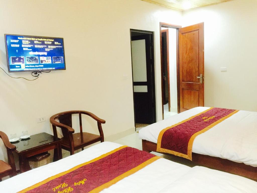 Tempat tidur dalam kamar di May Hong Hotel