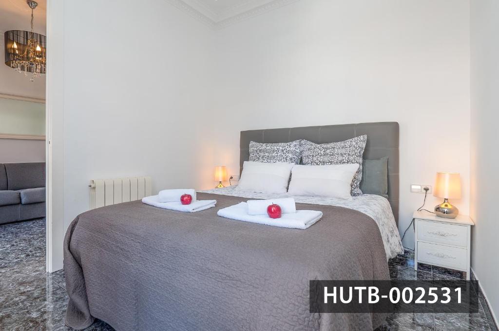 Postel nebo postele na pokoji v ubytování Elegantniy Poble Sec