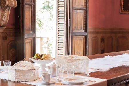 波隆那的住宿－貝尼別墅住宿加早餐旅館，桌子上放着一碗水果的桌子