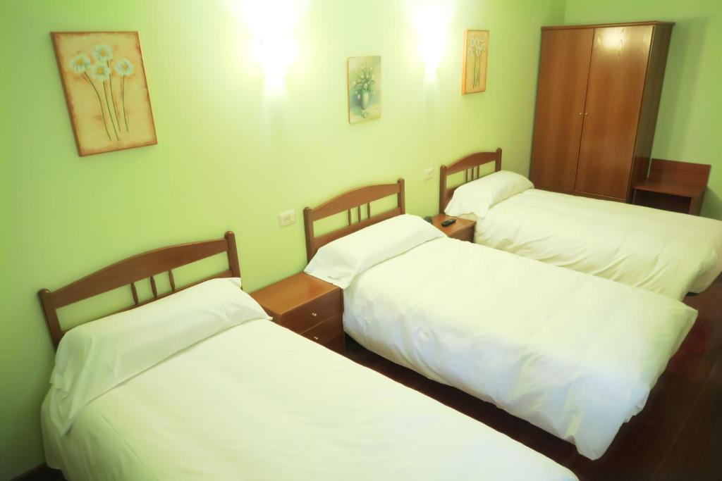 Postel nebo postele na pokoji v ubytování Hotel Camiño do Mar