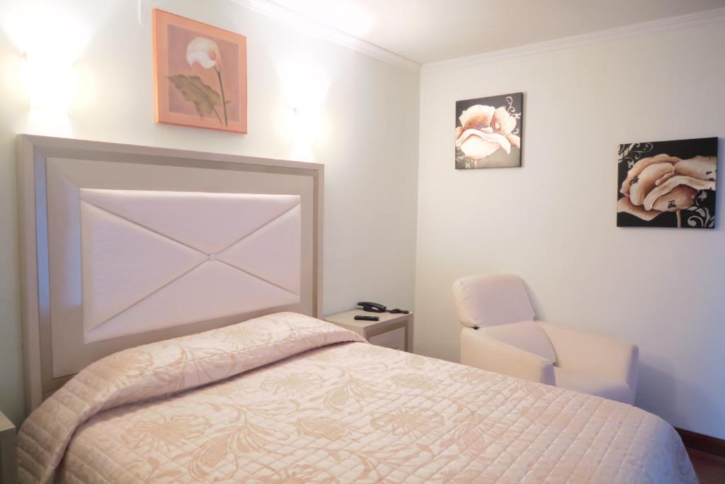 Postel nebo postele na pokoji v ubytování Hotel Camiño do Mar
