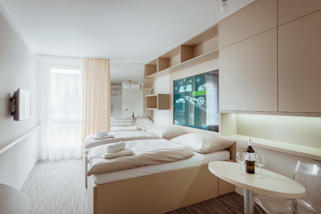 Postel nebo postele na pokoji v ubytování Smarthotel Nezvalova Archa