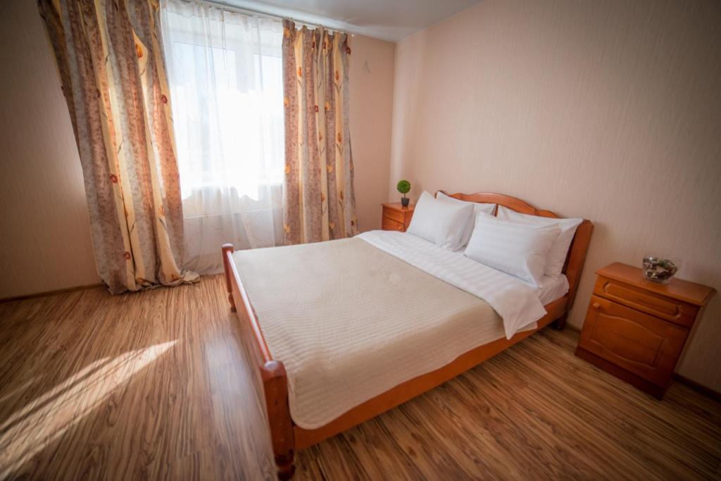 モスクワにあるInnDays on Teply Stanのベッドルーム(大型ベッド1台、窓付)