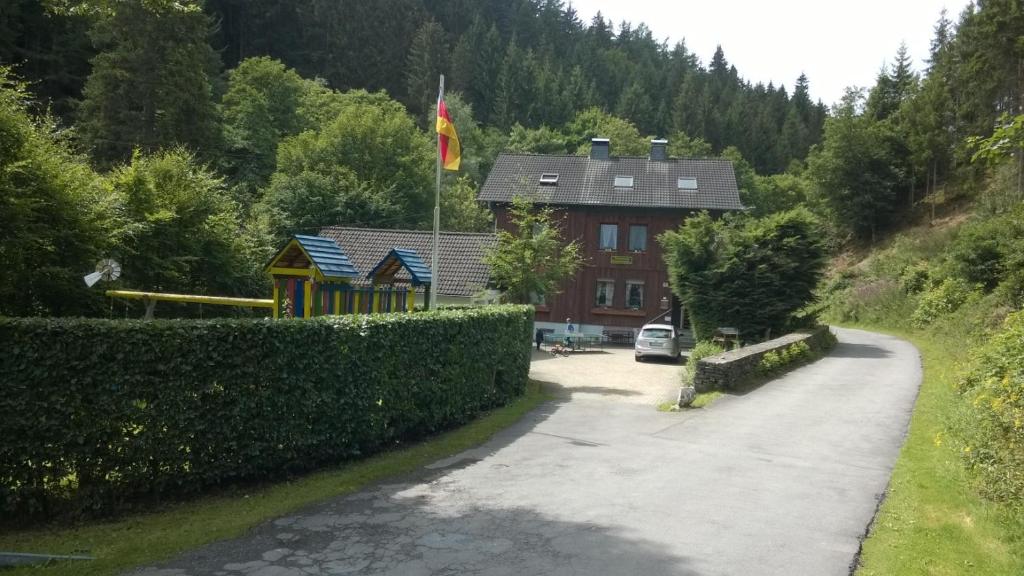 ein Haus an der Seite eines Hügels mit Auffahrt in der Unterkunft Ferienhaus Königreich - Dreistegen in Monschau