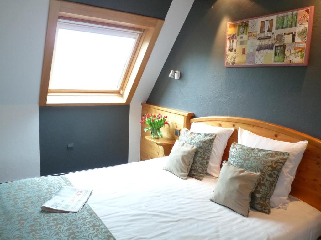 Postel nebo postele na pokoji v ubytování Hôtel Le Riquewihr