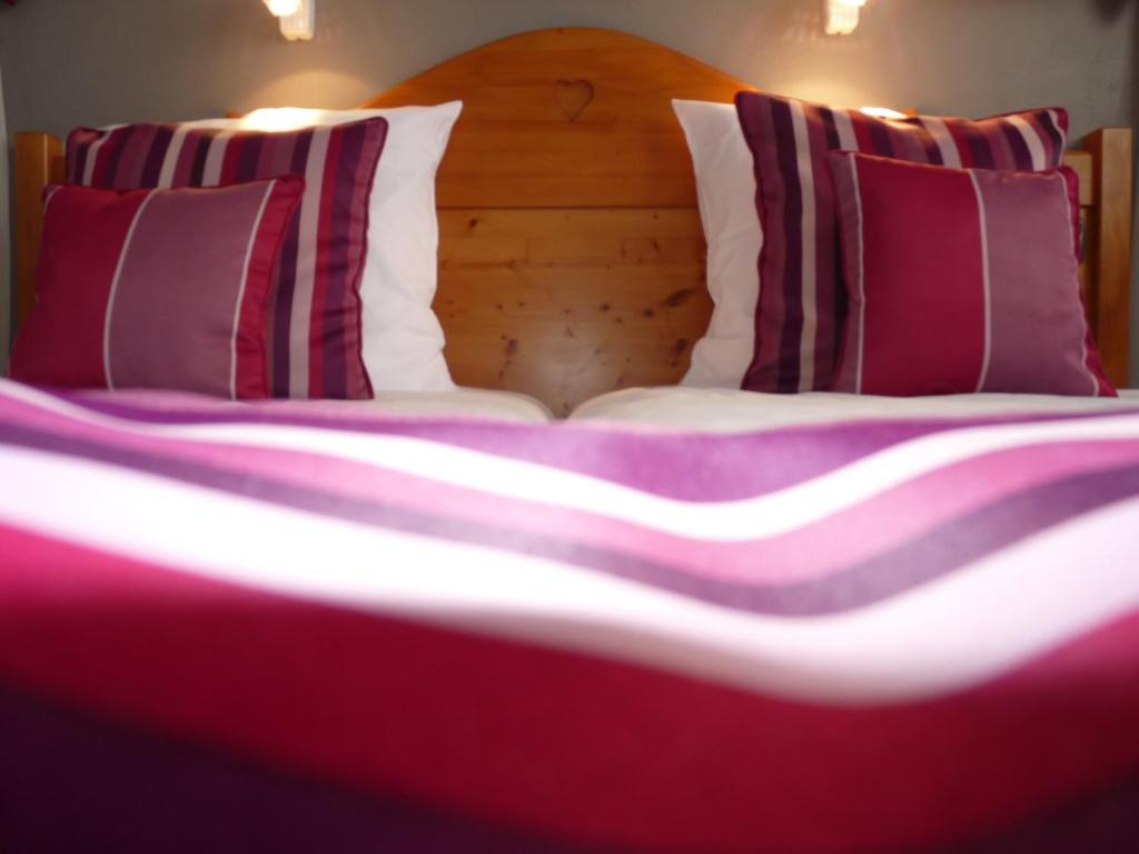 Postel nebo postele na pokoji v ubytování Hôtel Le Riquewihr