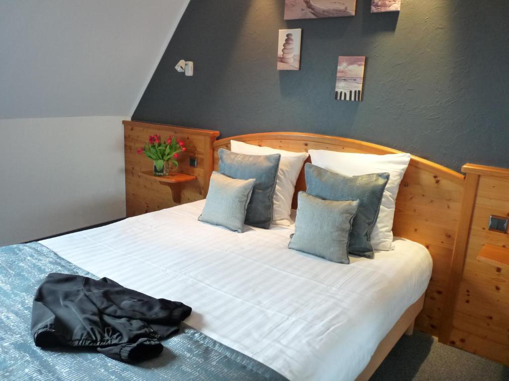 Postel nebo postele na pokoji v ubytování Hôtel Le Riquewihr