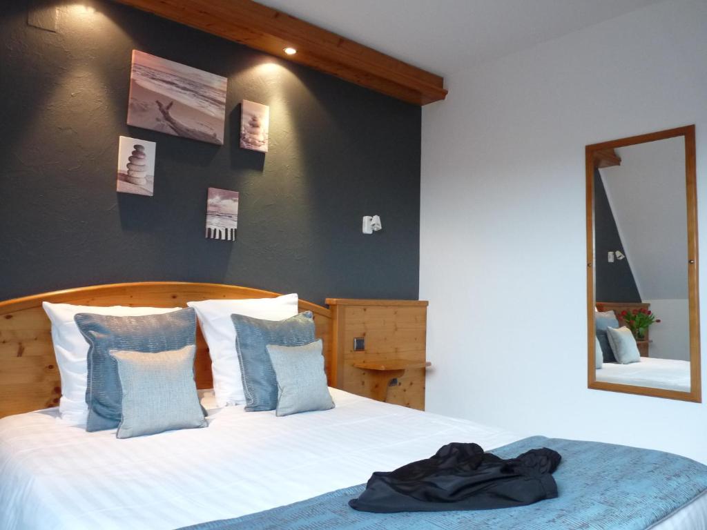 Postel nebo postele na pokoji v ubytování Hôtel Le Riquewihr