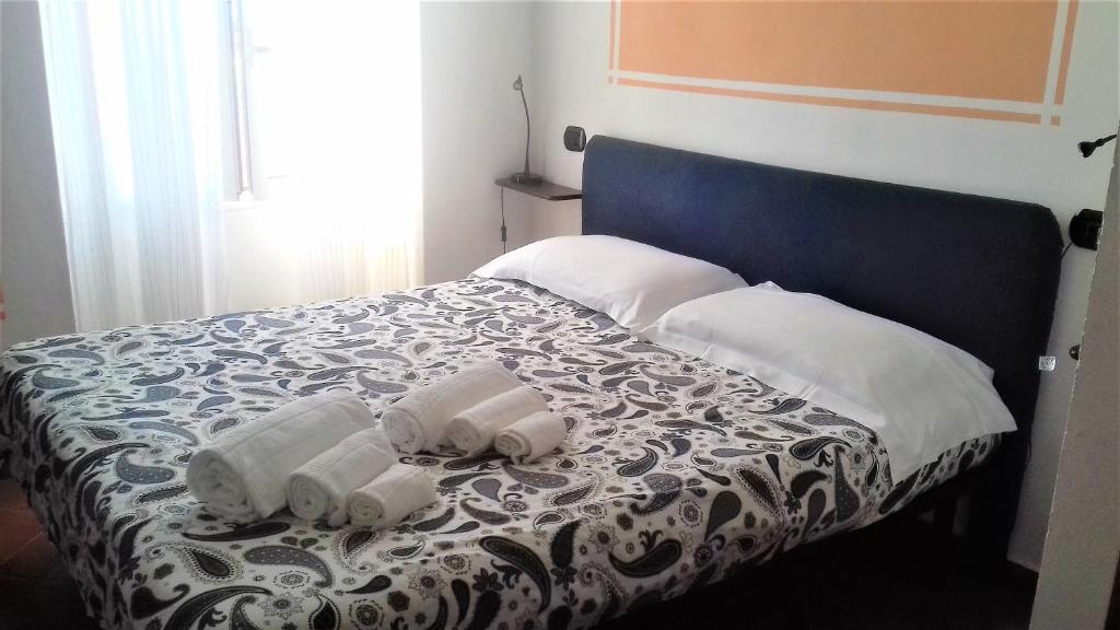 un letto con due asciugamani sopra di Le Vele a Riva Ligure