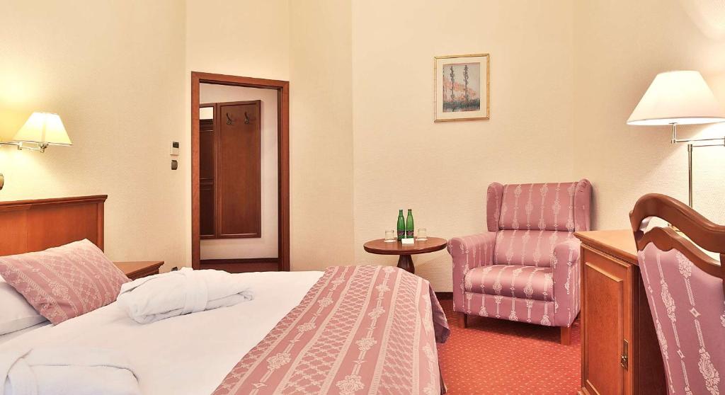 Postel nebo postele na pokoji v ubytování Olympia Wellness Hotel