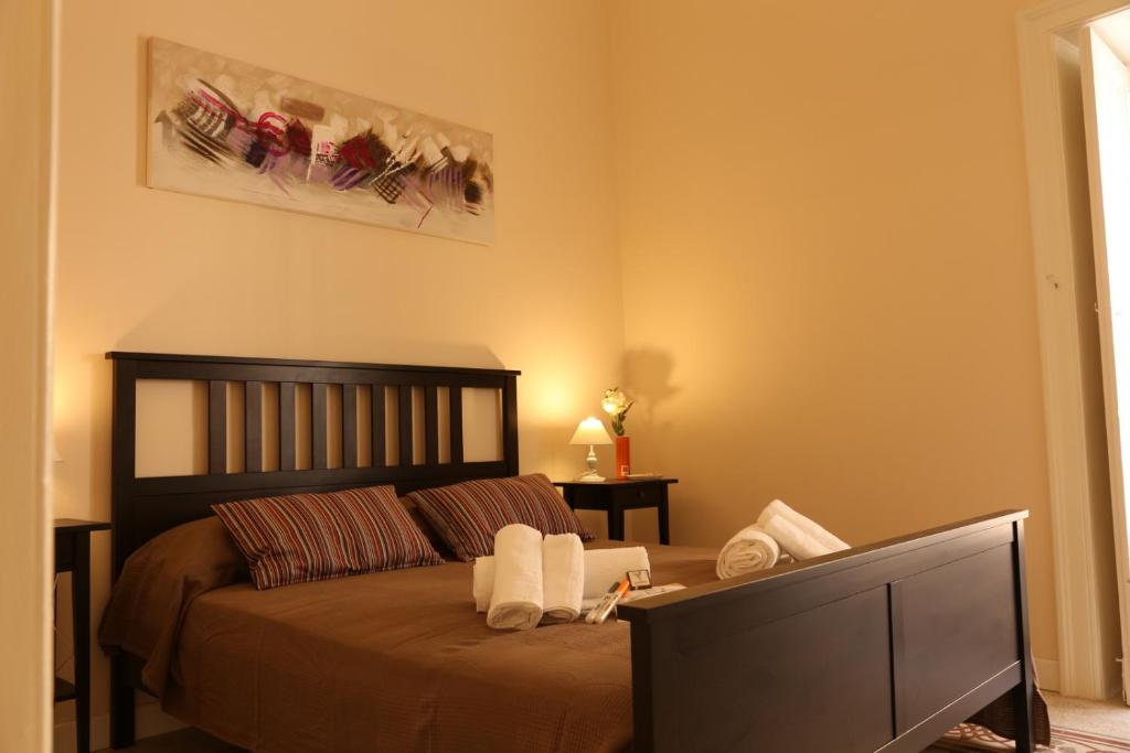 Casa Elena في راغوزا: غرفة نوم عليها سرير وفوط