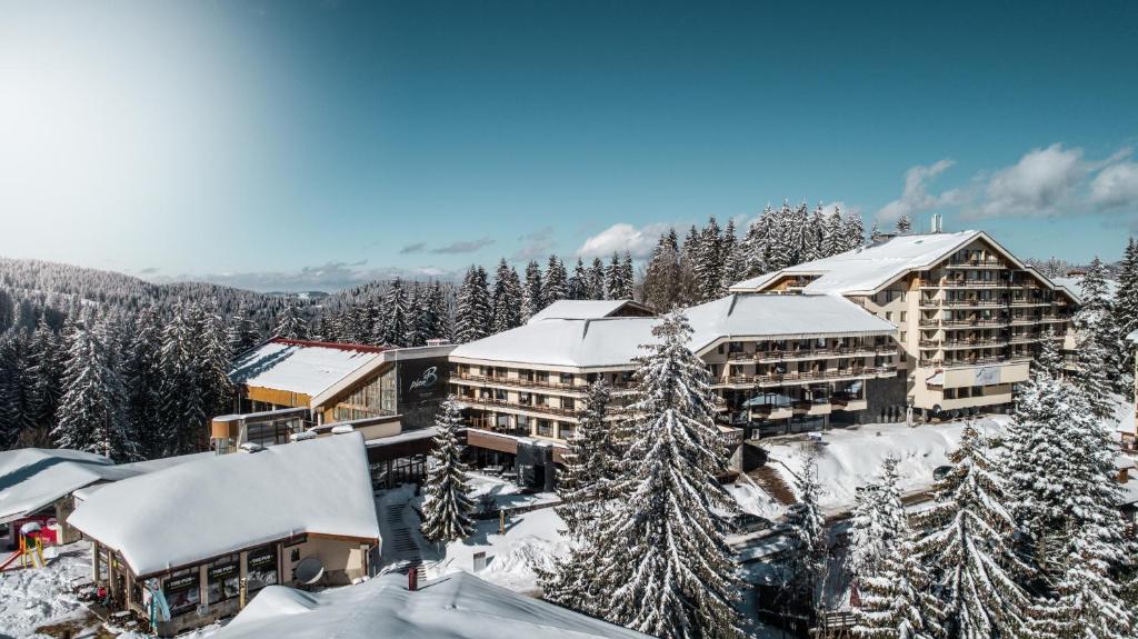 パンポロボにあるPerelik Hotelの雪に覆われた山中のリゾート