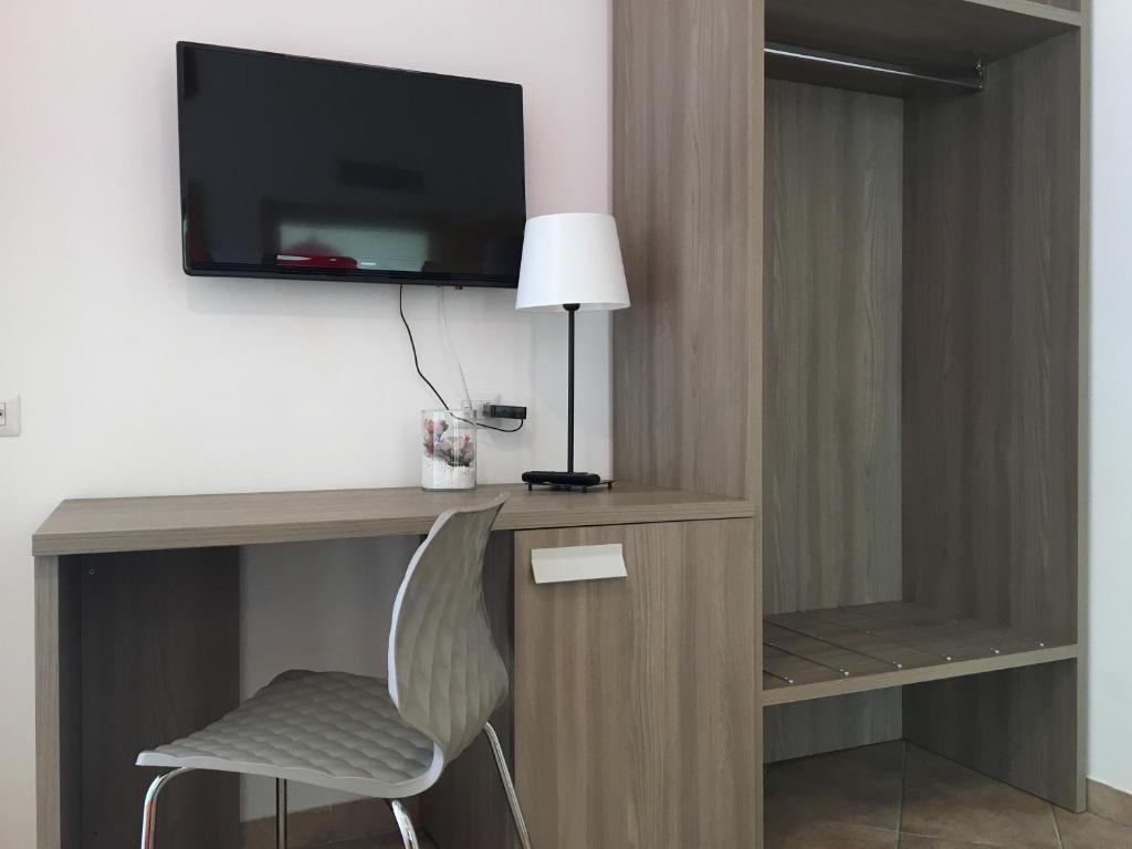 Telewizja i/lub zestaw kina domowego w obiekcie Hotel Corallo