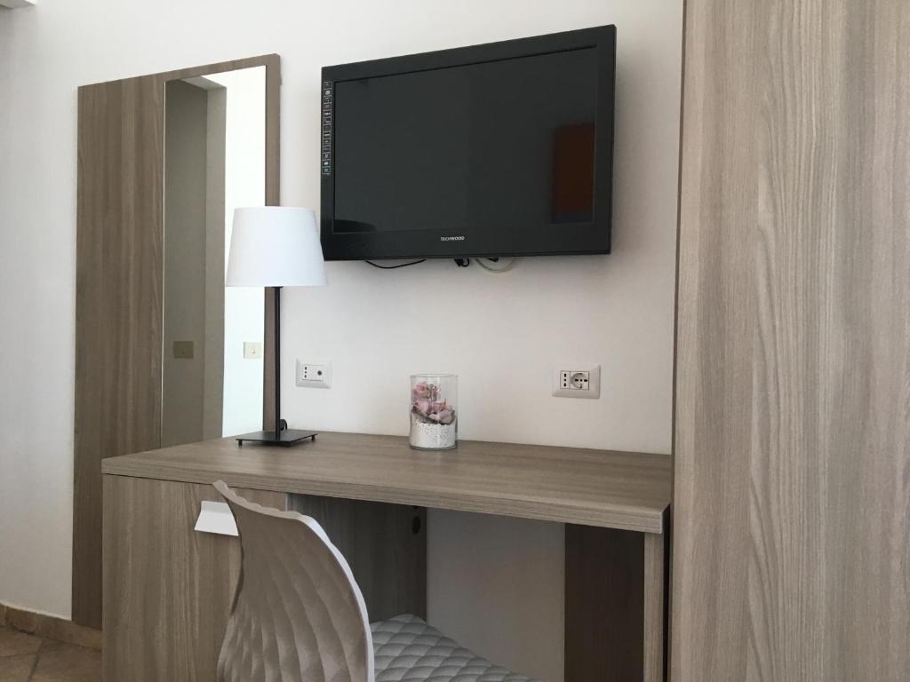 Telewizja i/lub zestaw kina domowego w obiekcie Hotel Corallo