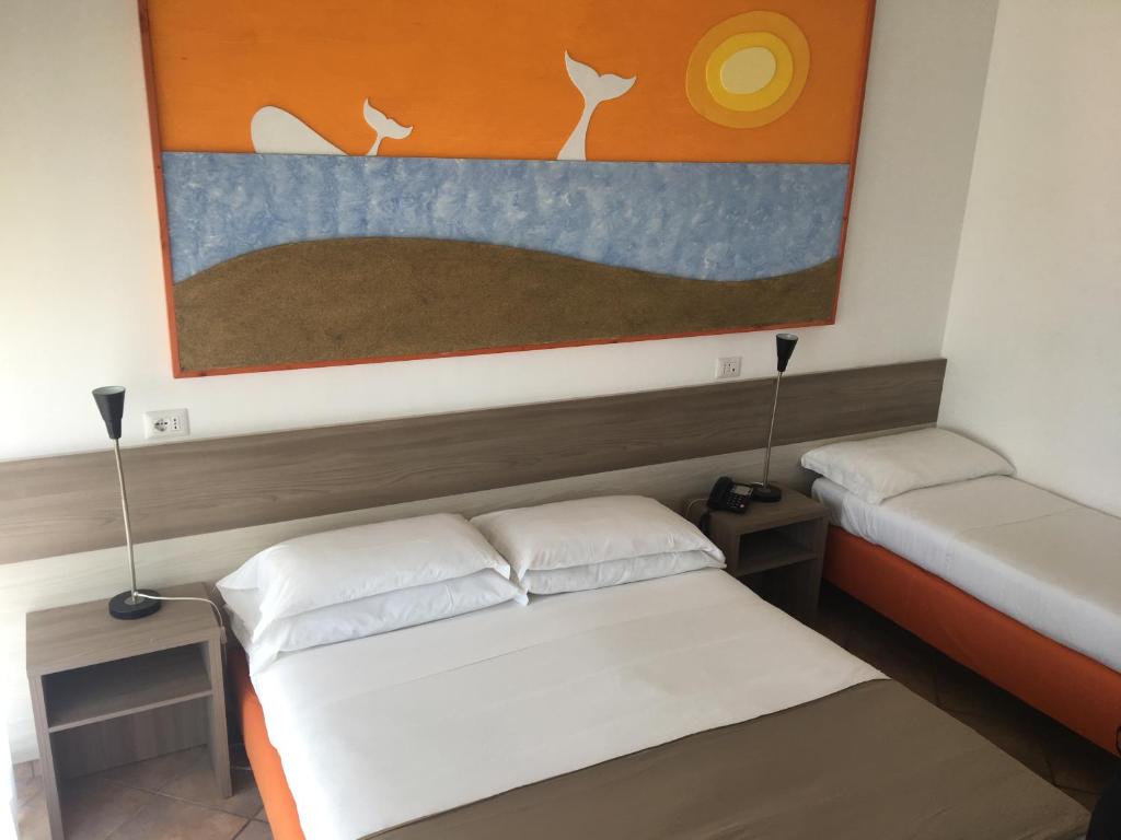 Łóżko lub łóżka w pokoju w obiekcie Hotel Corallo
