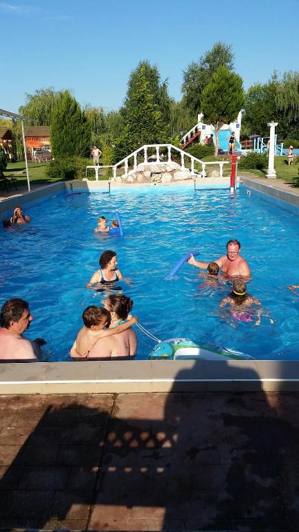 Bazén v ubytování Kentaur Üdülőfalu nebo v jeho okolí