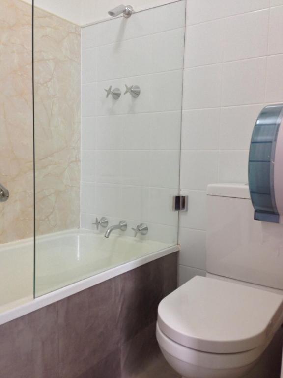 Centennial Inn on Bathurst - Resim 8