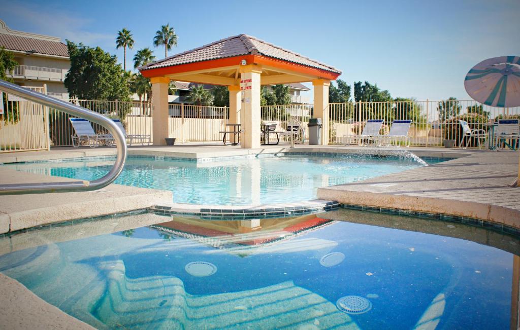 Piscina de la sau aproape de Budget Inn Phoenix