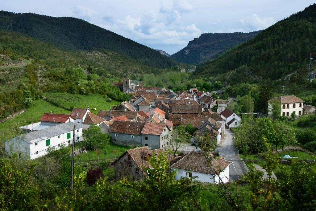 un pueblo en un valle con montañas en el fondo en Casa Rural Quilero, en Fago