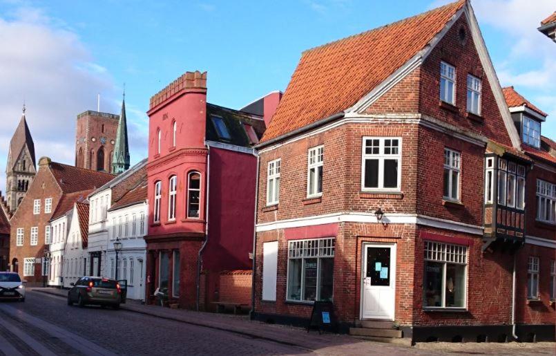 un grupo de edificios de ladrillo en una calle de la ciudad en Dagmar B&B, en Ribe