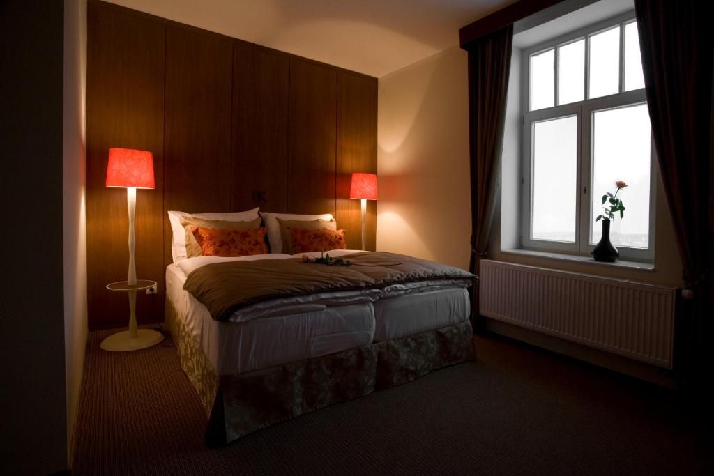 Ліжко або ліжка в номері Hotel Kašperk