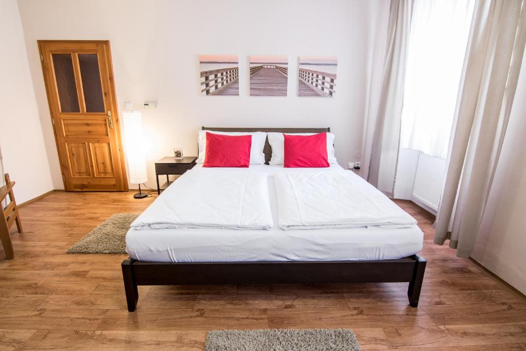 Tylova Apartments - 6