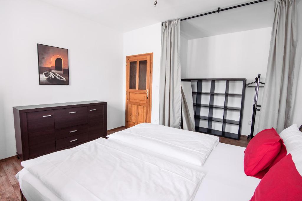 Tylova Apartments - 3