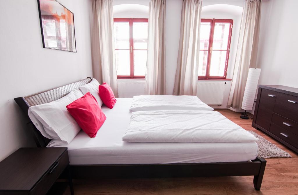 Tylova Apartments - 5