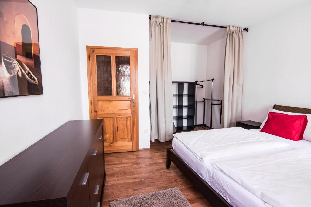 Tylova Apartments - 4