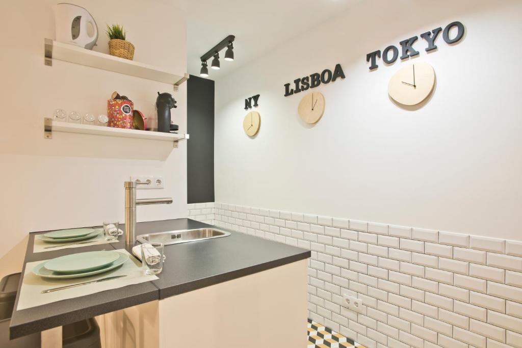 リスボンにあるLisbon Menta Apartmentのキッチン(シンク、カウンター付)