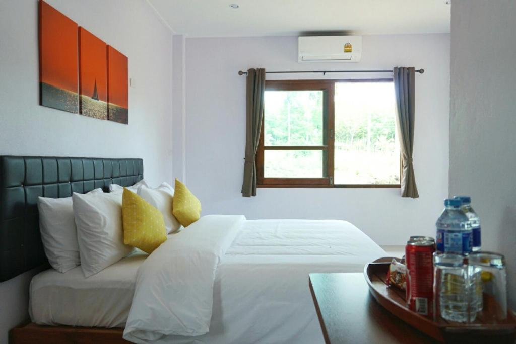 سرير أو أسرّة في غرفة في The Lodge at Koh Kood