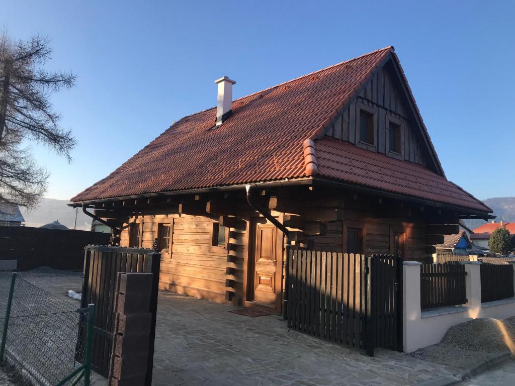 domek z bali z brązowym dachem w obiekcie Chata Eden w mieście Hrabušice