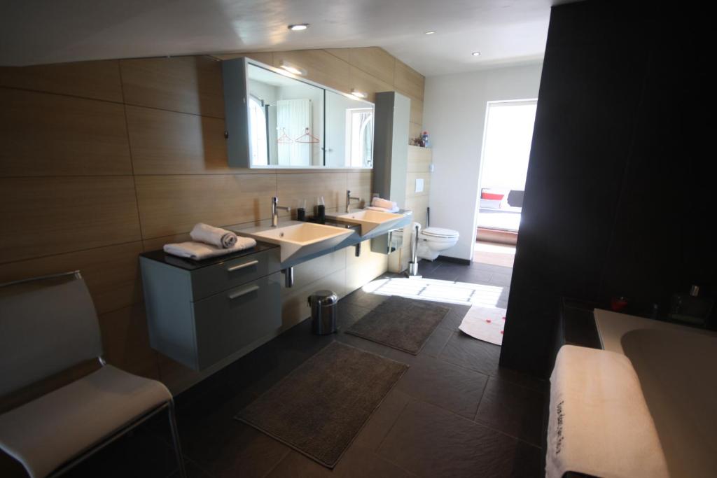 een badkamer met een wastafel en een spiegel bij Chambres d'Hôtes LA PASTOURELLE Royan centre in Royan