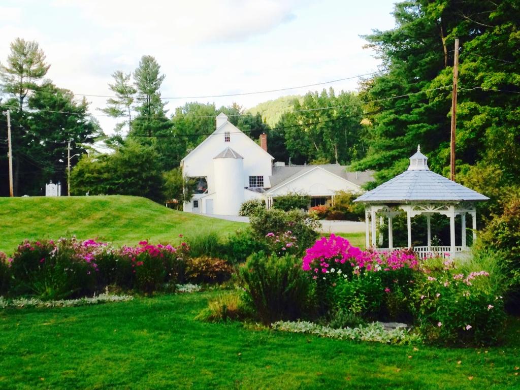 una capilla blanca y un cenador en un patio en The 1896 House Country Inn - Brookside & Pondside en Williamstown