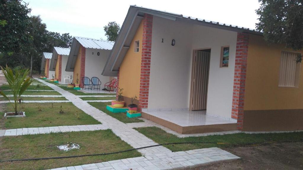 a row of houses in a residential neighborhood at Pousada Encanto do Jalapão in São Félix do Tocantins