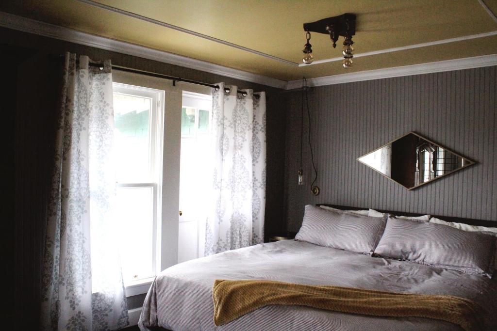 Postel nebo postele na pokoji v ubytování Shelburne Hotel