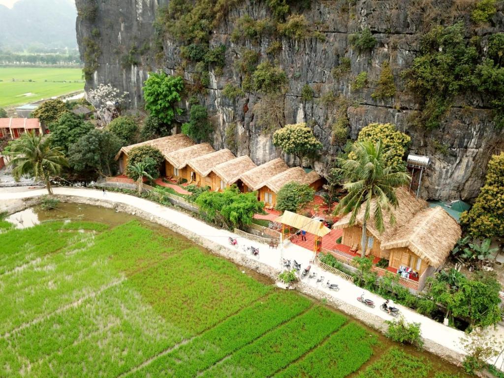 una vista aérea de un complejo construido en una montaña en Tam Coc Horizon Bungalow en Ninh Binh