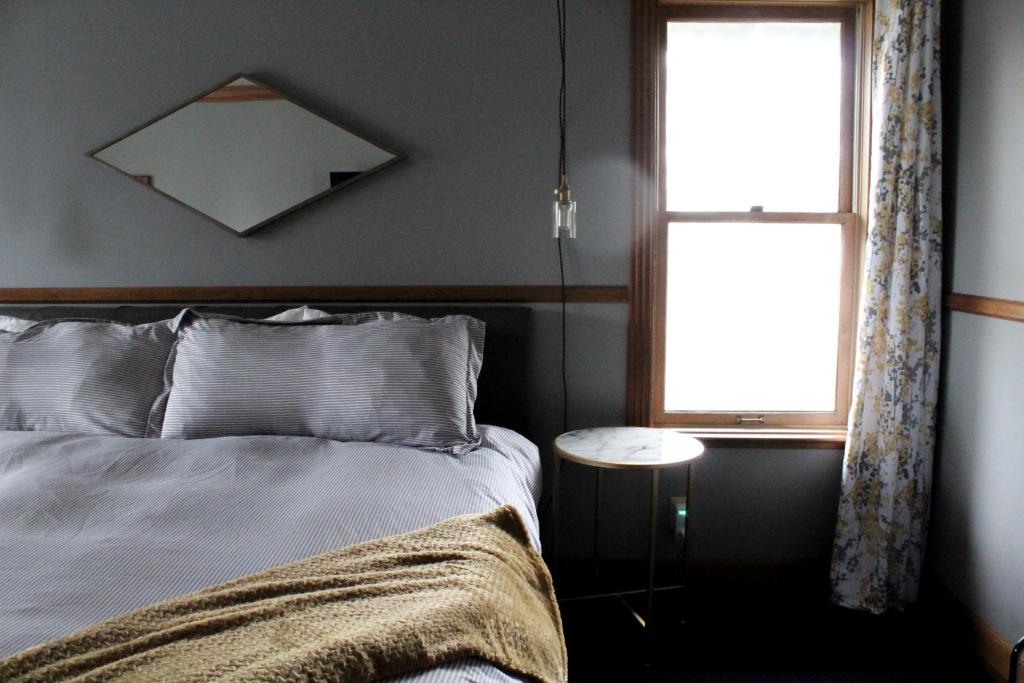 Postel nebo postele na pokoji v ubytování Shelburne Hotel