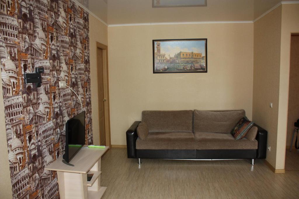 スモレンスクにあるДвухкомнатная квартира в центре городаのソファ付きのリビングルーム