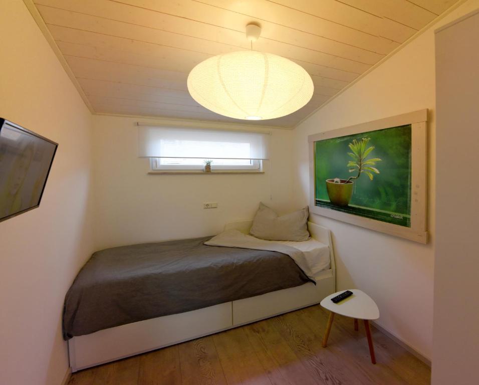 Postel nebo postele na pokoji v ubytování PETIT-CHALET AM HAINER SEE