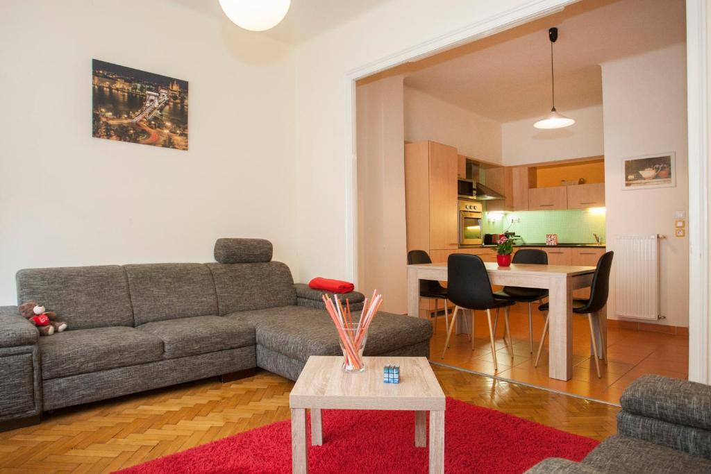 sala de estar con sofá y mesa en Georgina apartment, en Budapest