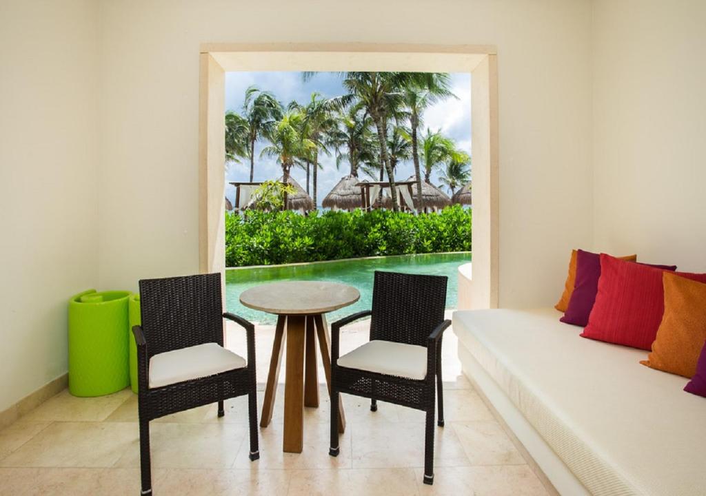 Junior Suite — balcón con vista a jardines o mar