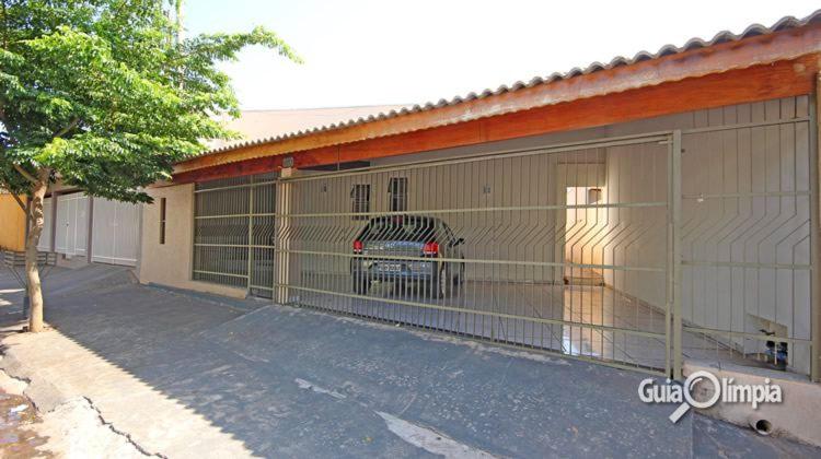 un garage con un'auto parcheggiata dietro una recinzione di Casa Temporada Silvana a Olímpia