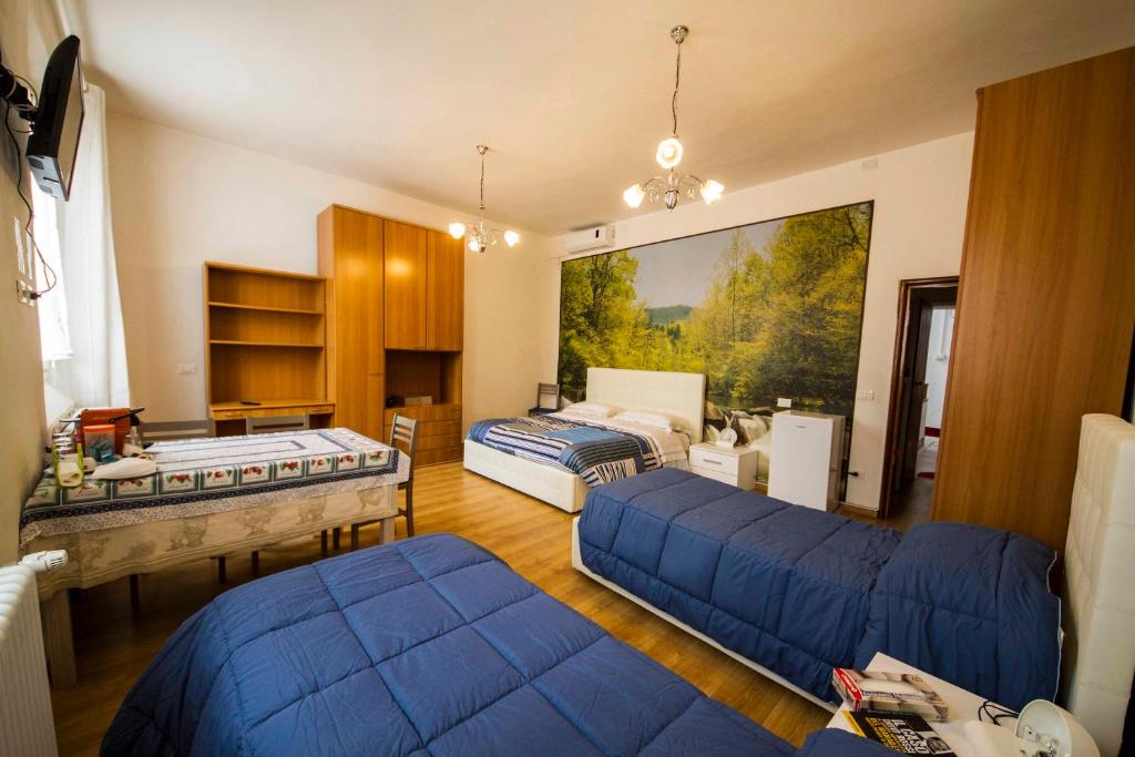 uma sala de estar com duas camas e um sofá em Bed & Breakfast Porta Santi em Cesena