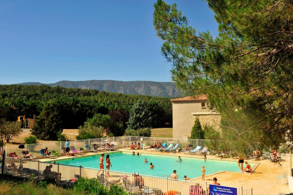 un groupe de personnes dans une piscine dans l'établissement Résidence Goélia Le Domaine du Moulin Blanc, à Gordes