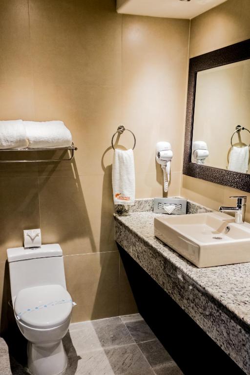 Bilik mandi di Hotel Ticuán