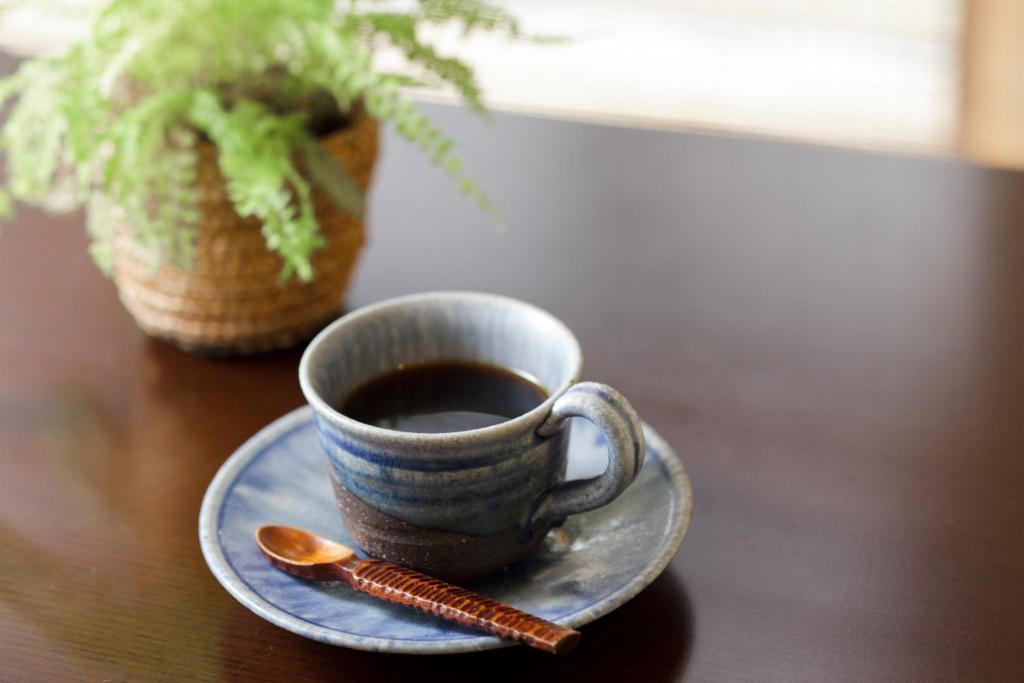 Příslušenství pro přípravu čaje a kávy v ubytování Yamatoya Honten Ryokan Osaka