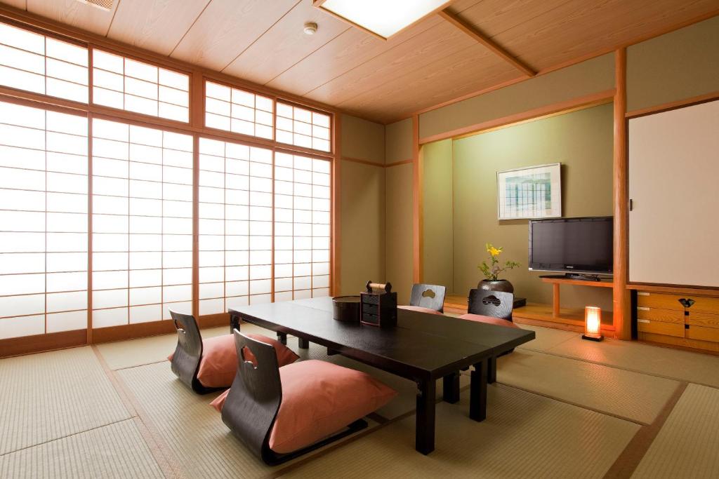 TV a/nebo společenská místnost v ubytování Yamatoya Honten Ryokan Osaka