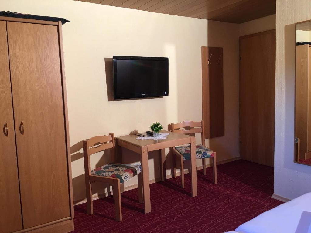 TV a/nebo společenská místnost v ubytování GarniHotel - Arberblick